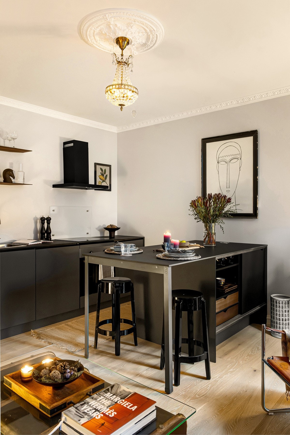 Åpen og sosial løsning mot stuen. Galleribilde