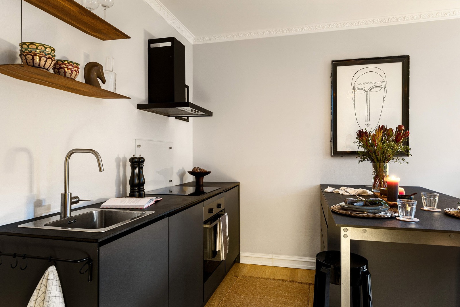 Integrerte hvitevarer: induksjonsplatetopp, stekeovn, oppvaskmaskin og kjøleskap med fryser. Galleribilde