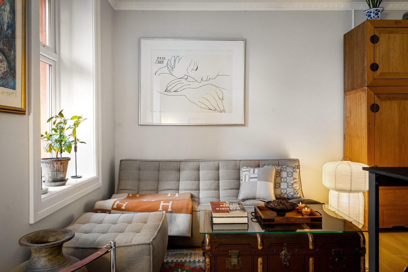 Trivelig stue med god plass til sofagruppe, sofabord og underholdningsavdeling. Galleribilde