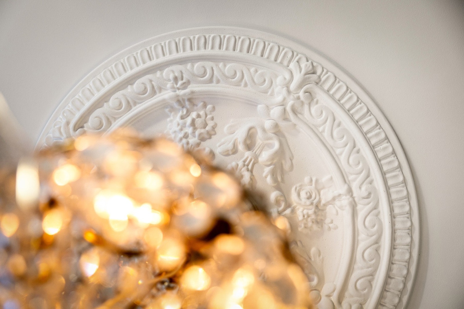 Vakker stukkatur og rosett i himling. Galleribilde