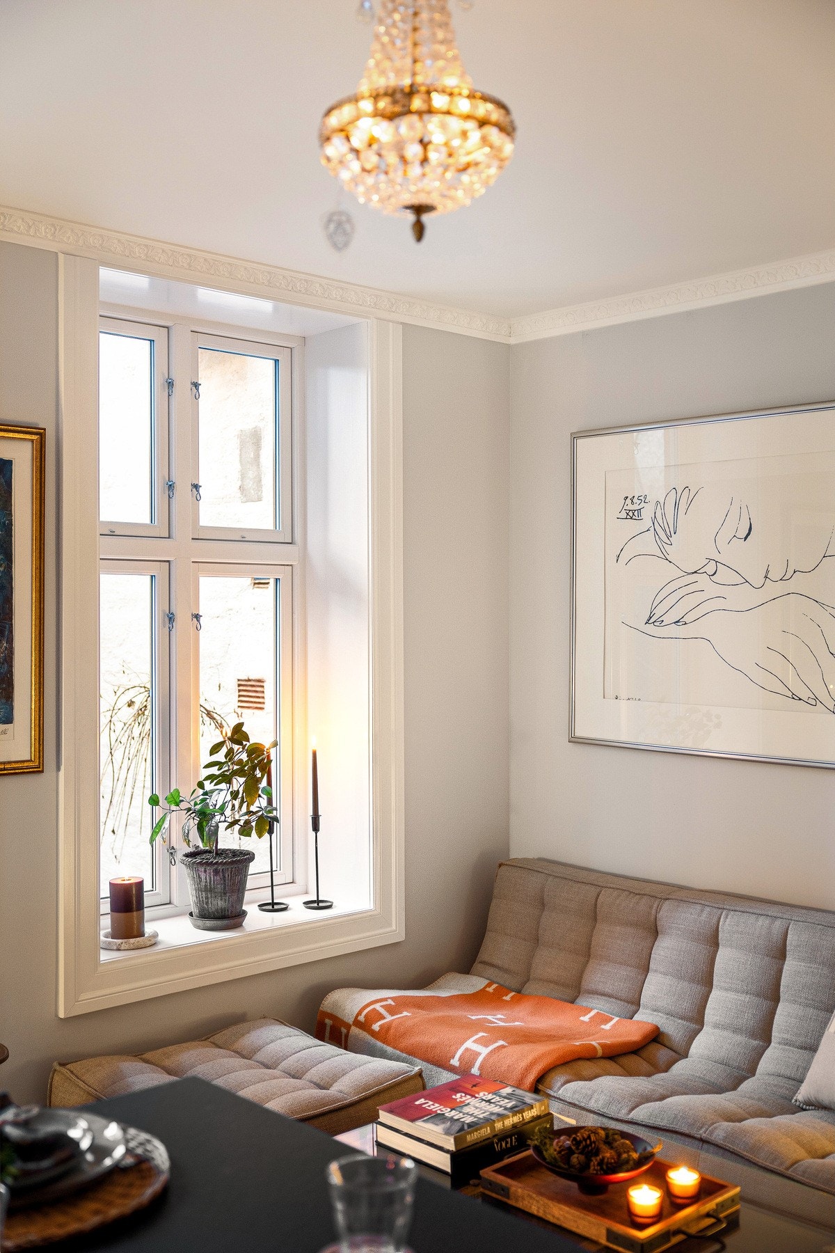 Fine vindusflater sørger for flott lysinnslipp og en luftig romfølelse. Galleribilde