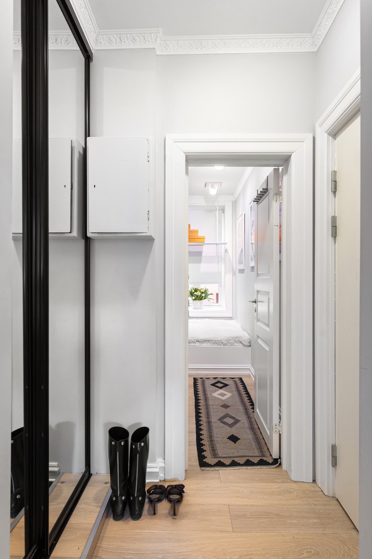 Innbydende entré med god plass til oppbevaring i stor skyvedørsgarderobe. Dørcalling med åpner. Galleribilde