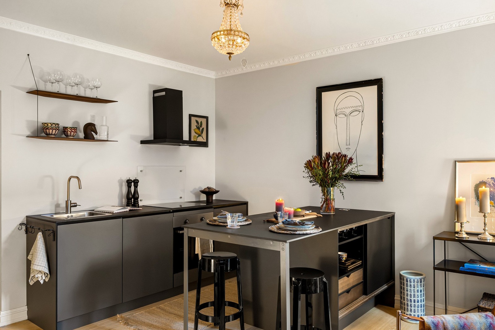 Glatte fronter og benkeplate i kompositt. Galleribilde