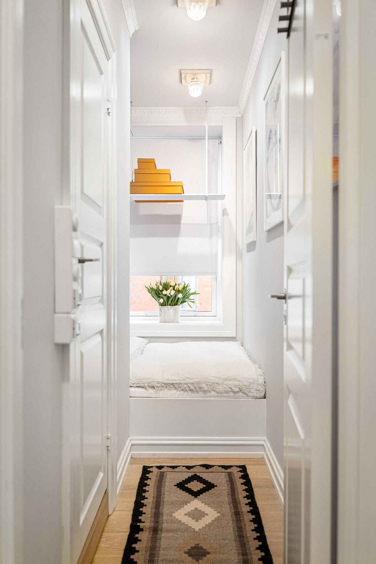 Lyst og innbydende soverom med praktisk plassbygget dobbeltseng. Galleribilde