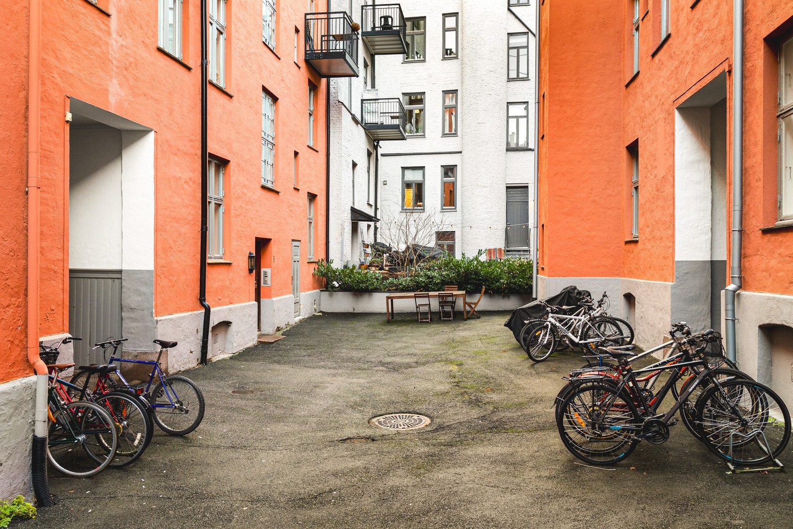 Stille beliggenhet i indre gårdsrom. Sameiet består av 34 boligseksjoner. Galleribilde