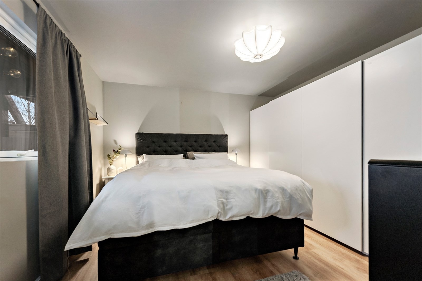 Soverommet i underetasken er også romslig med god plass til gardeinnredning. Galleribilde