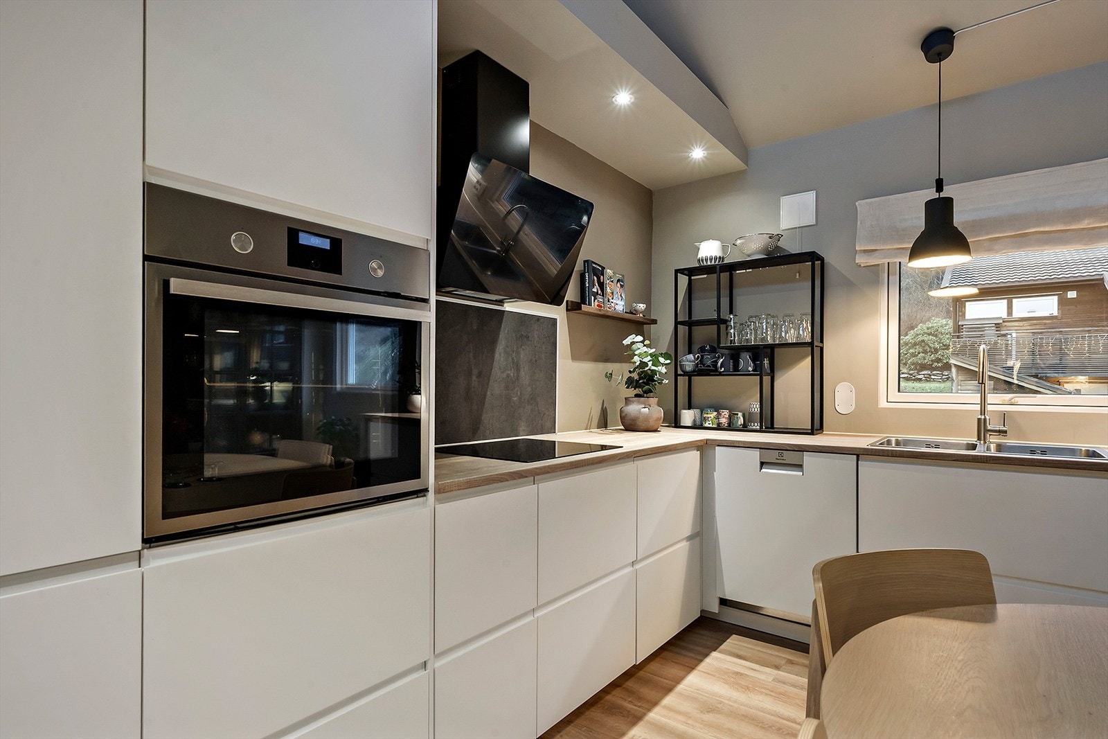 Kjøkkeninnredningen er levert av IKEA og har laminert benkeplate med nedfelt vask. Galleribilde