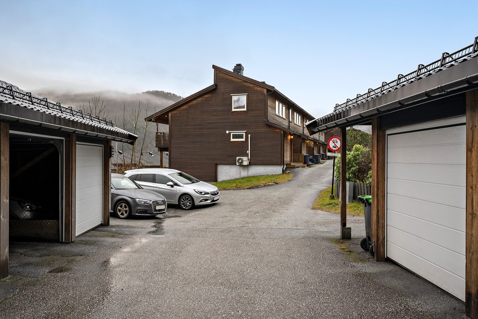 Med andelen følger det garasjeparkeringsplass. Garasjene i borettslaget er ikke egnet for større biler. Galleribilde