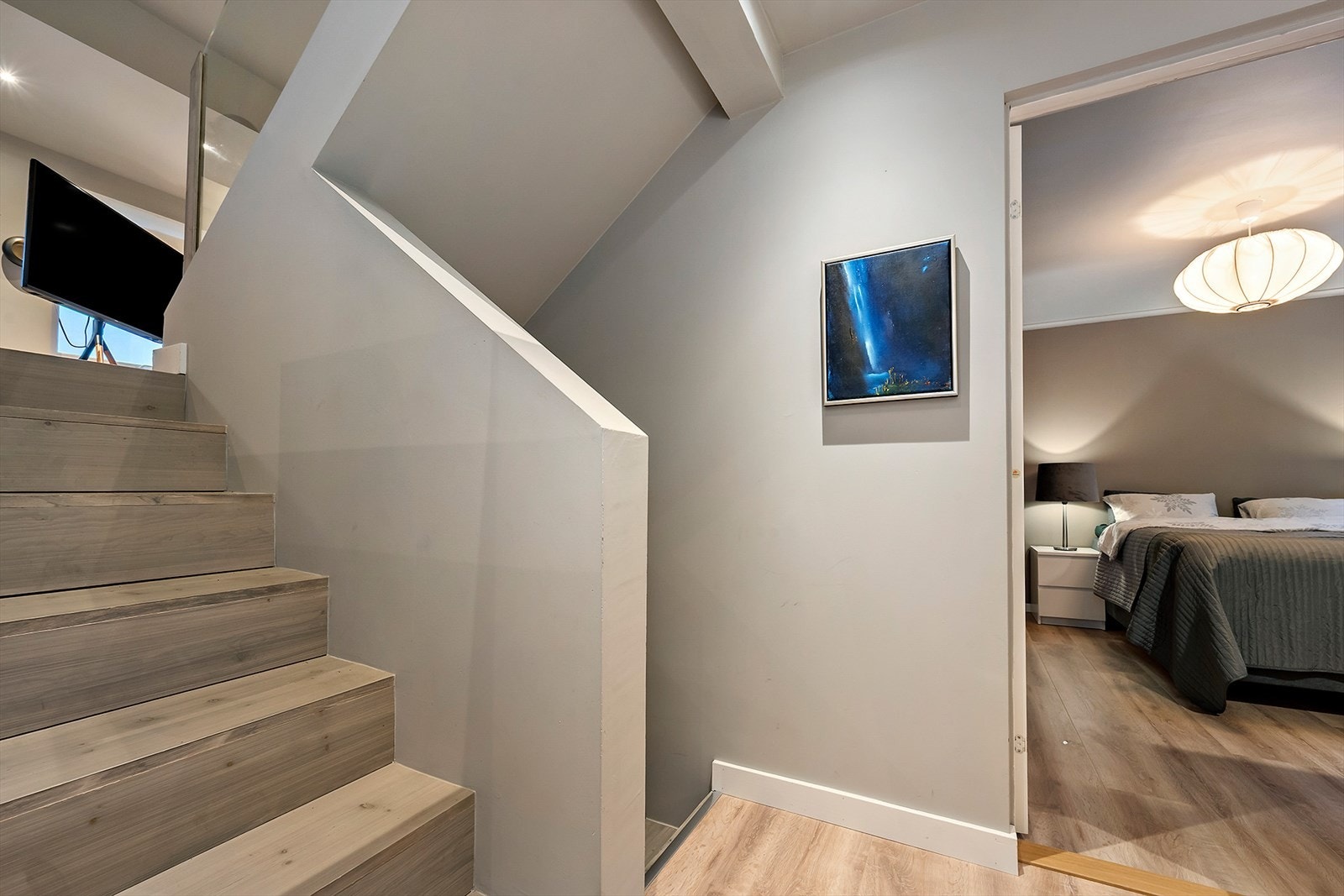 Boligen er oppført i halve etasjer. Den inneholder gangareal, kjøkken, to fullverdige bad, to godkjente soverom og ett disponibelt rom brukt som gjesterom/kontor. Galleribilde