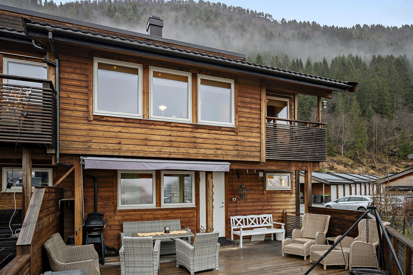 Enderekkehuset er en del av Stykkje burettslag med solrik og sentrumsnær plassering på Hornnes. Galleribilde