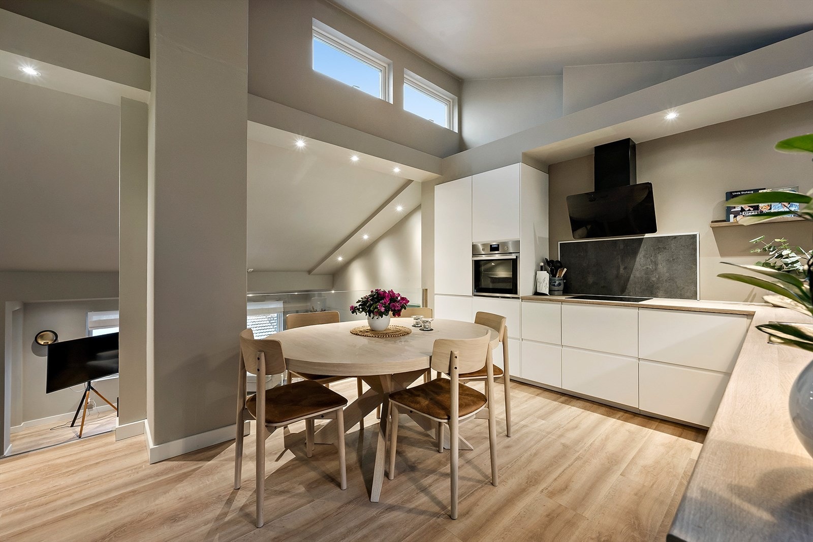 Kjøkkenet er på lik linje med resten av boligen modernisert med nye overflater og LED spotter. Galleribilde