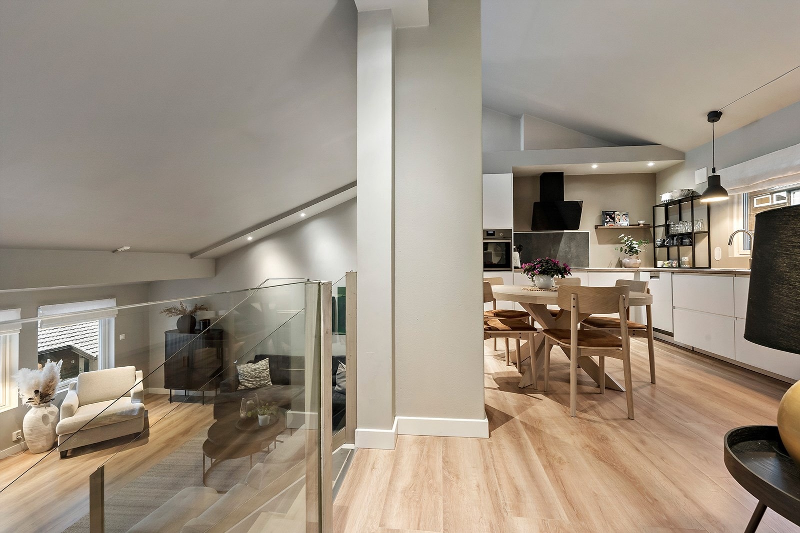 Stuen har trapp og åpning i veggen mot kjøkkenet. Galleribilde