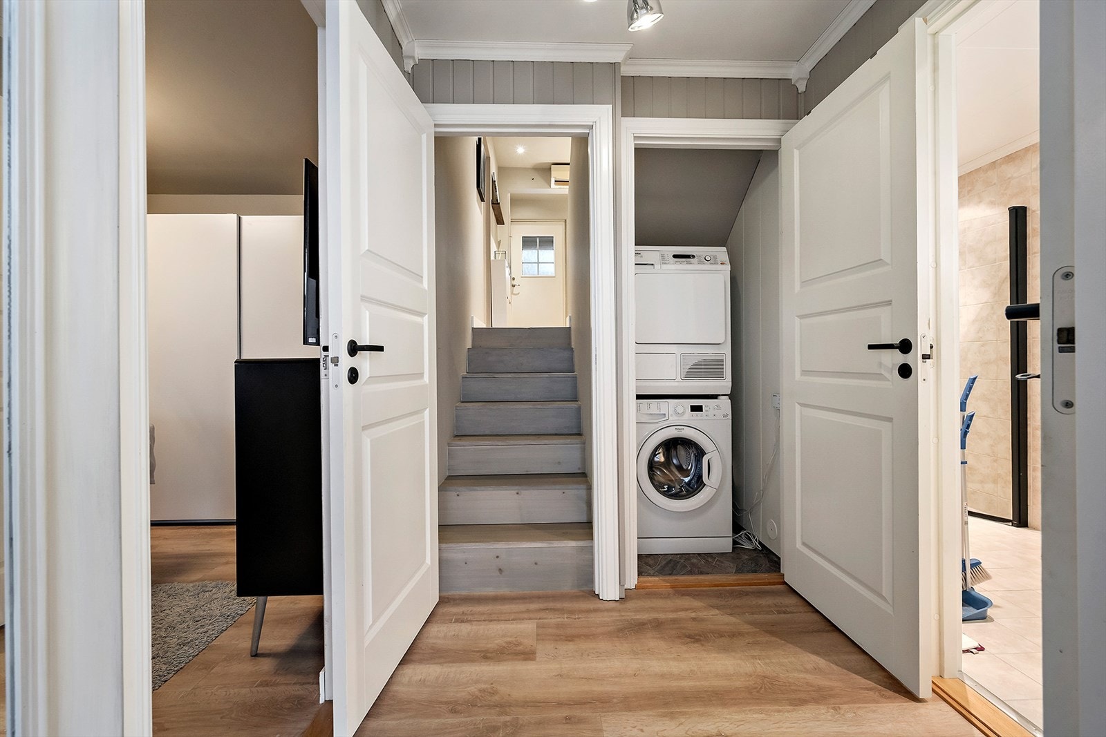 Nede er det bad, soverom, gang og trappekott. Galleribilde