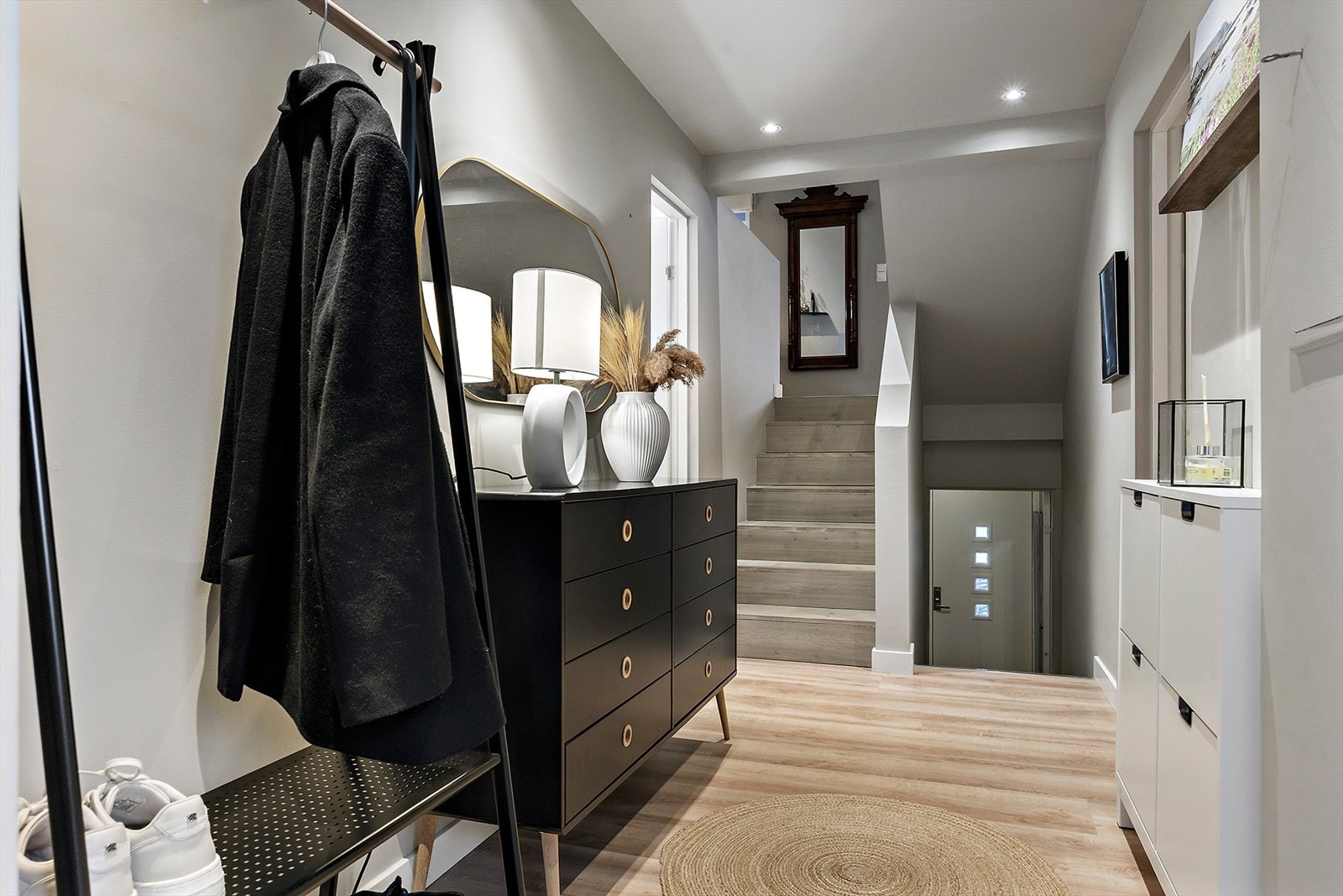 Boligen er oppført i halve etasjer. Den inneholder to fullverdige bad, 2 godkjente soverom og ett disponibelt rom brukt som gjesterom/kontor. Galleribilde