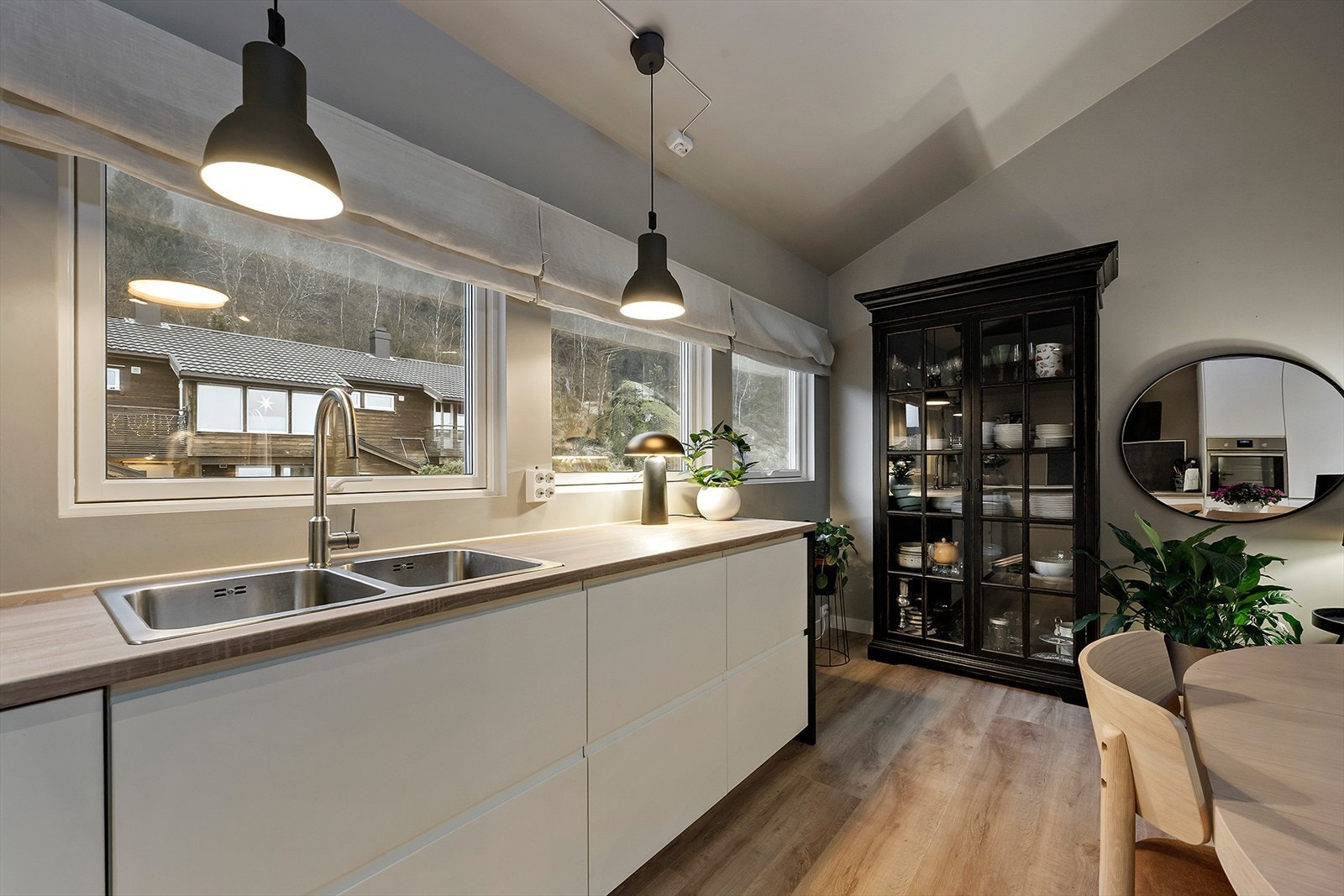 Over vasken er det vinduer som gir flott innfall av naturlig lys til kjøkkendisken. Galleribilde