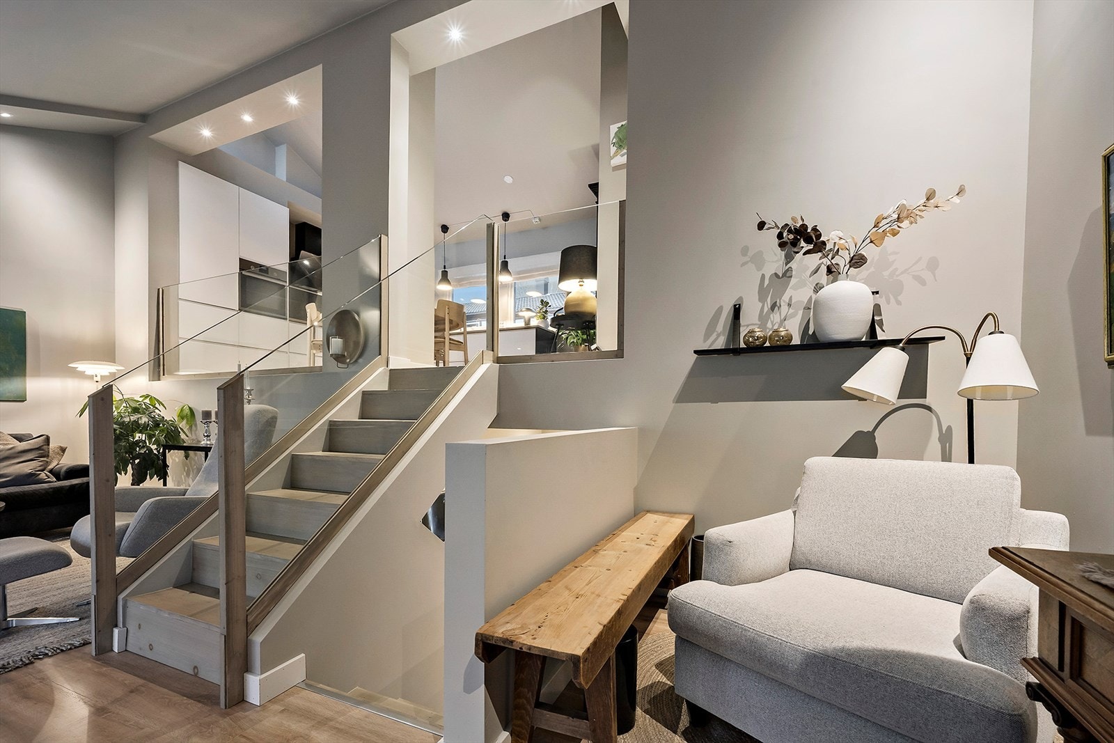 Veggene er holdt hvite for å optimalisere lysinnslippet, og gulvet er belagt med et pent 1-stavs laminatgulv som går igjen i resten av boligen. Galleribilde