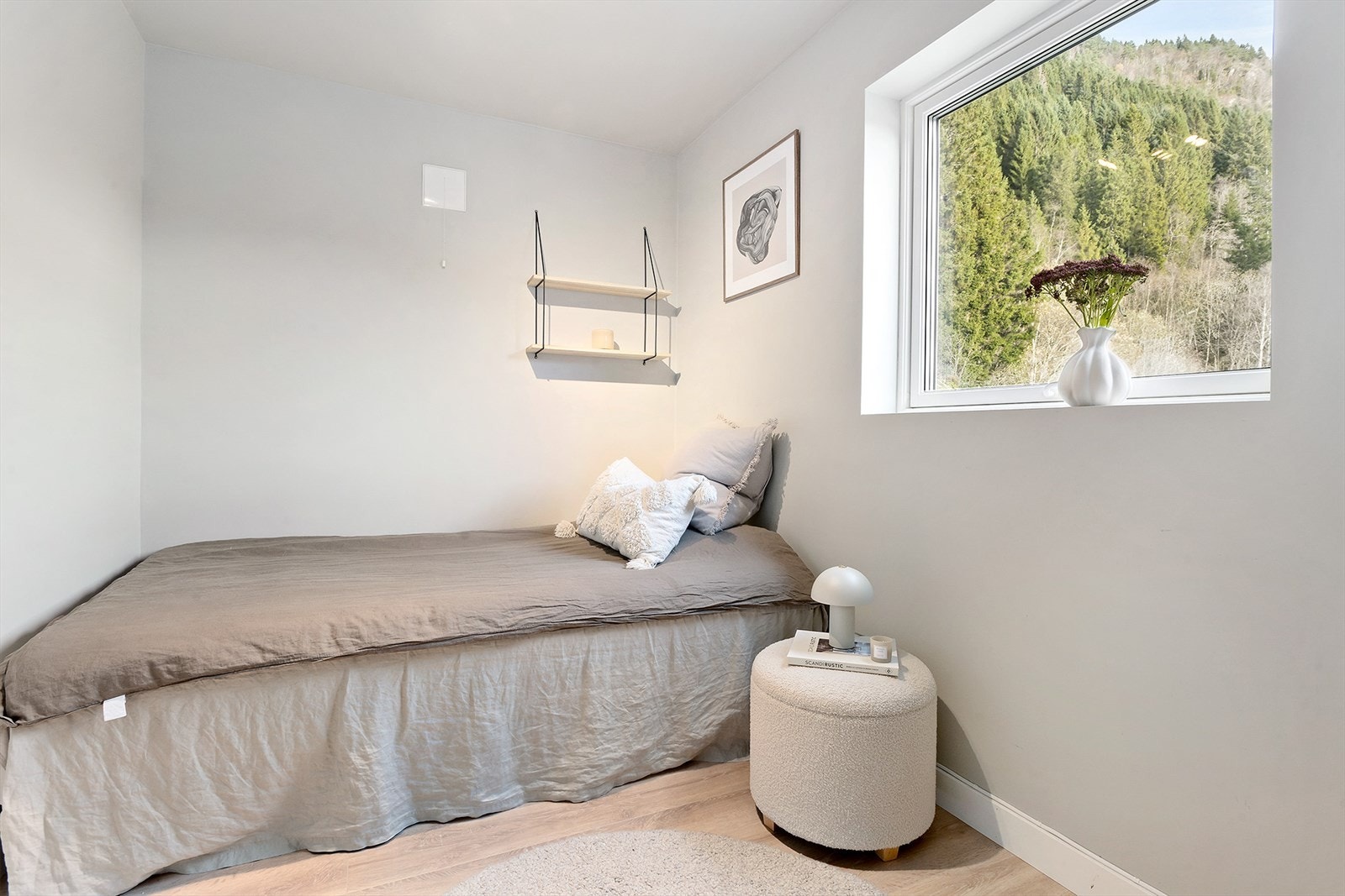 Det disponible rommet ved kjøkkenet er ikke omsøkt til soverom og er i dag brukt til gjesterom og kontor. Galleribilde