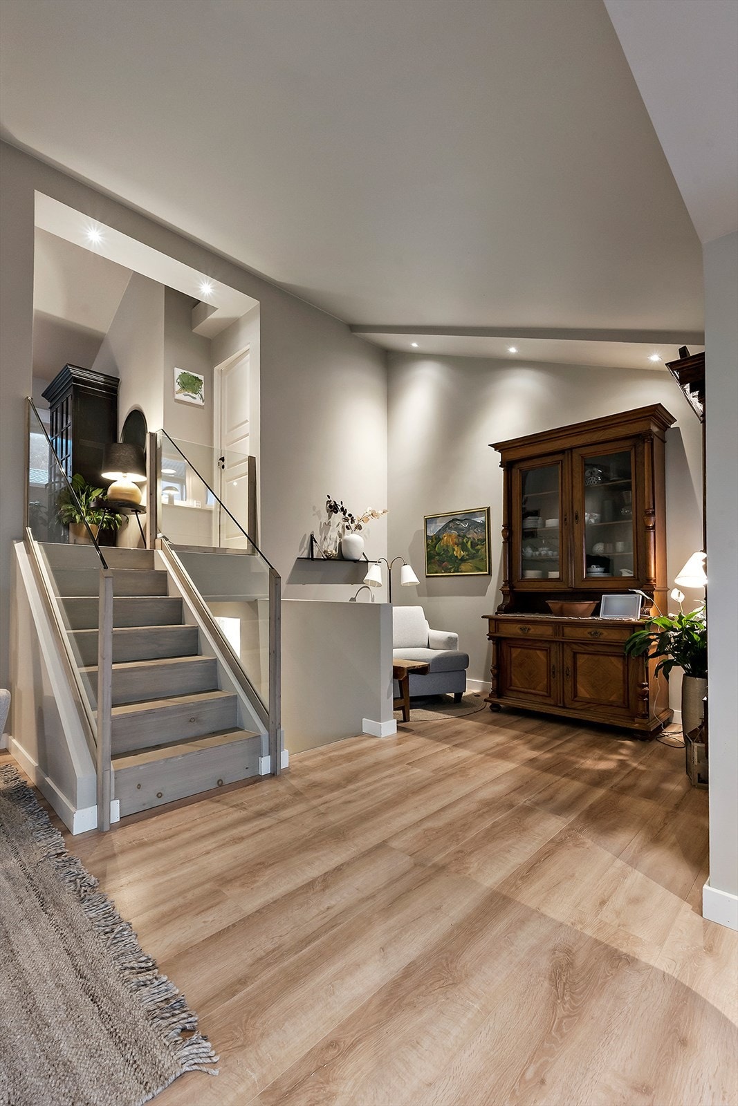 Stuen har trapp og åpning i veggen mot kjøkkenet. Galleribilde