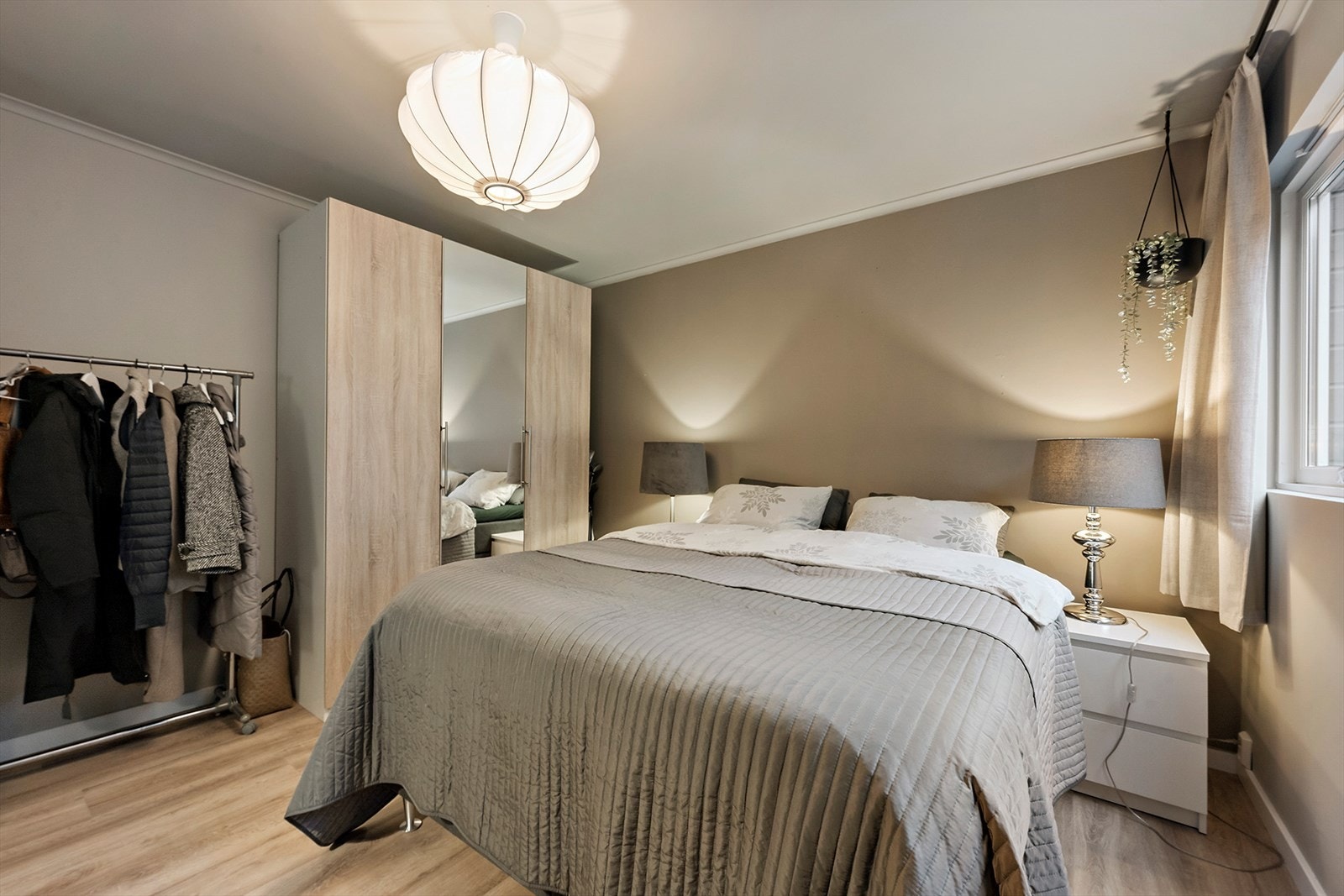 Her er det god plass til dobbeltseng med nattbord på hver side samt garderobeinnredning. Galleribilde