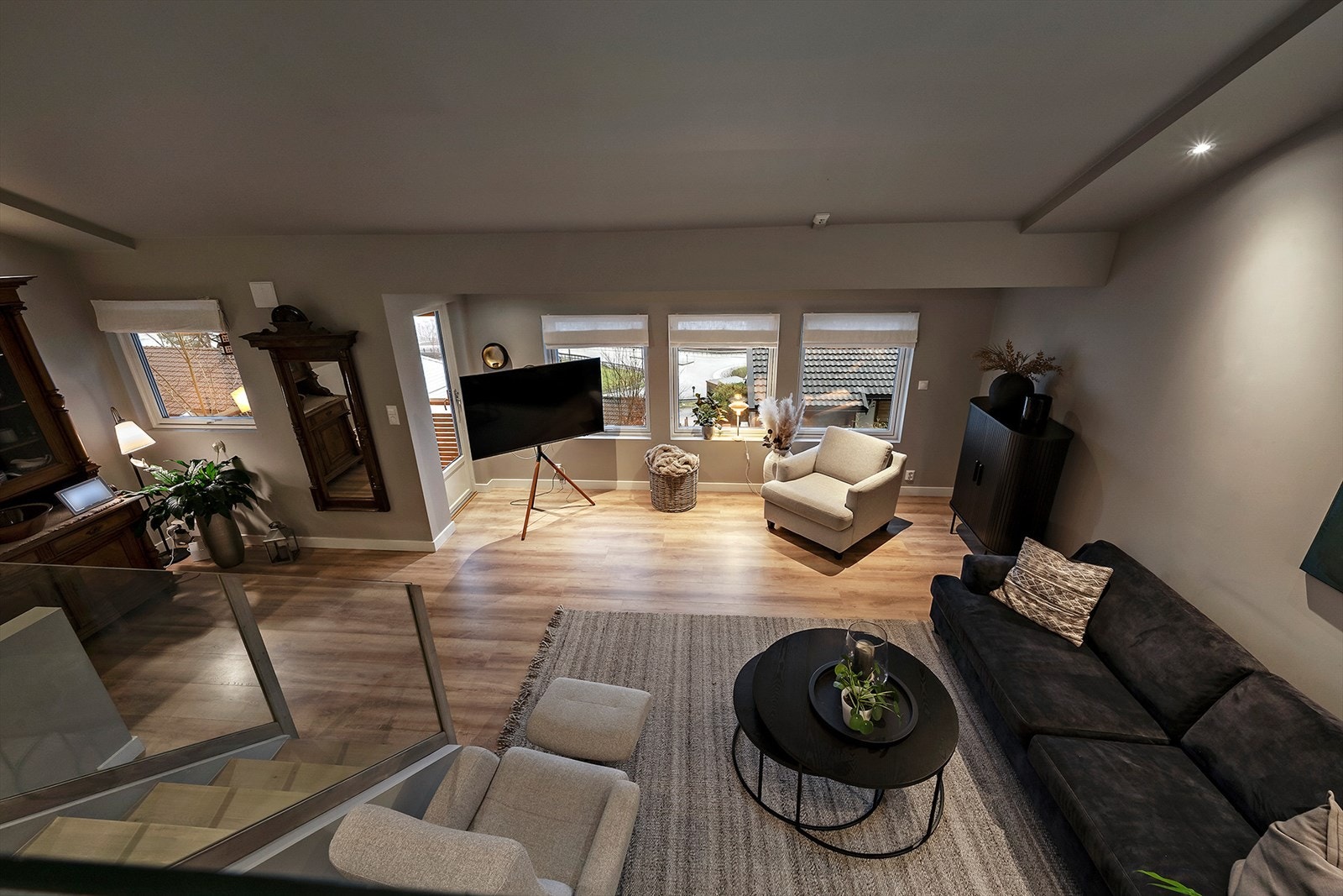 Fra spiseplassen har du god oversikt over stuen. Galleribilde