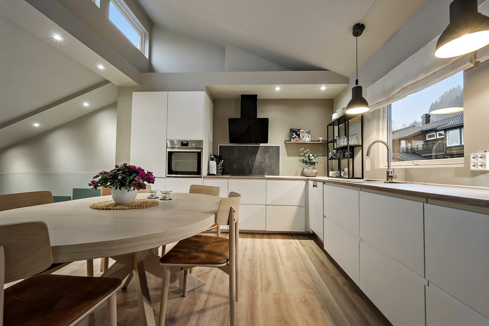 Kjøkkenet har god plass til spisebord og stoler. Galleribilde