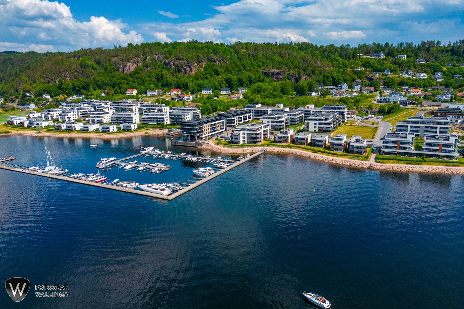 Nærmeste bussholdeplass er Engersand som ligger ca. 500 meter fra leiligheten. Det tar ca. 6 min med bil til Lier togstasjon, som har pendlerparkering. Galleribilde