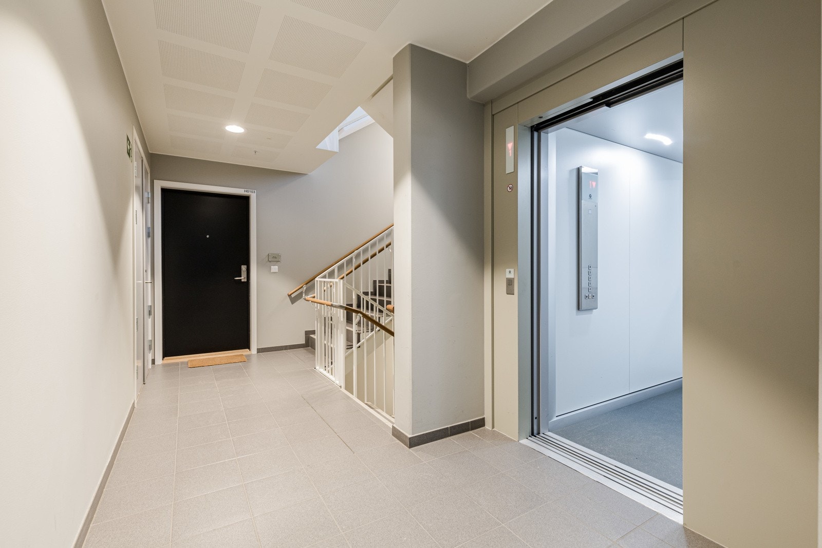 Leiligheten har inngang via et flott, felles inngangsparti. Bygget er også heisbetjent. Galleribilde