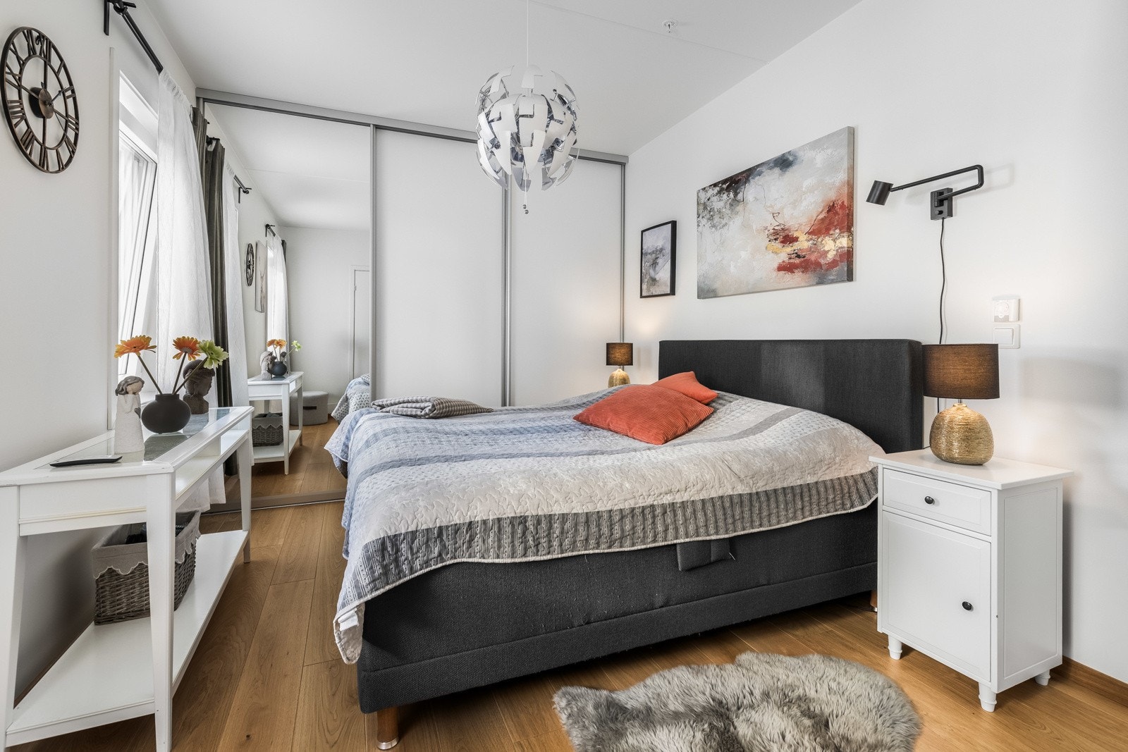 Med moderne parkett på gulvet og malt gips på veggene, får du en nøytral base som er enkel å tilpasse etter din personlige stil. Galleribilde