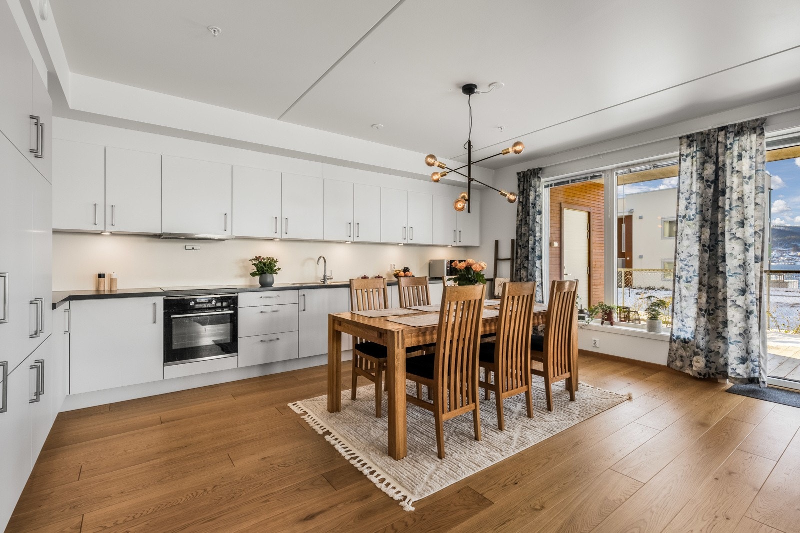 Kjøkkenet er fra anerkjente Crown Imperial og holder en moderne standard med hvite, glatte fronter som gir et rent og ryddig uttrykk. Galleribilde