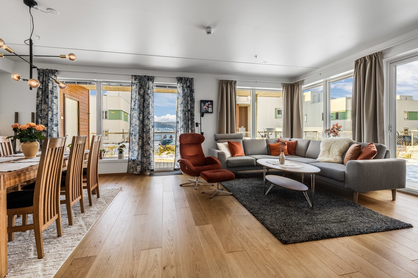 Stue og kjøkken er i åpen løsning, med store vinduer som gir rikelig med naturlig lys og utsikt mot fjorden. Galleribilde