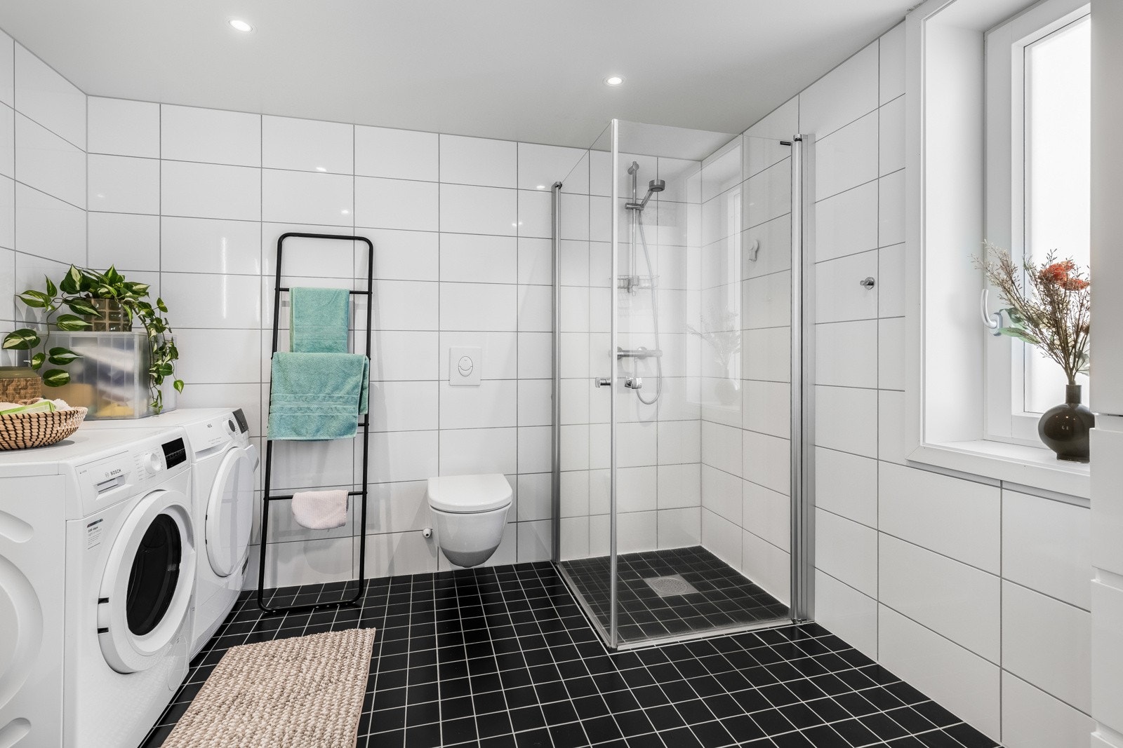 Varmekabler sørger for komfort på kaldere dager. Rommet er utstyrt med moderne innredning som gir gode oppbevaringsmuligheter, og dimensjonene tillater enkel organisering uten at det går på bekostning av bevegelsesfriheten. Galleribilde