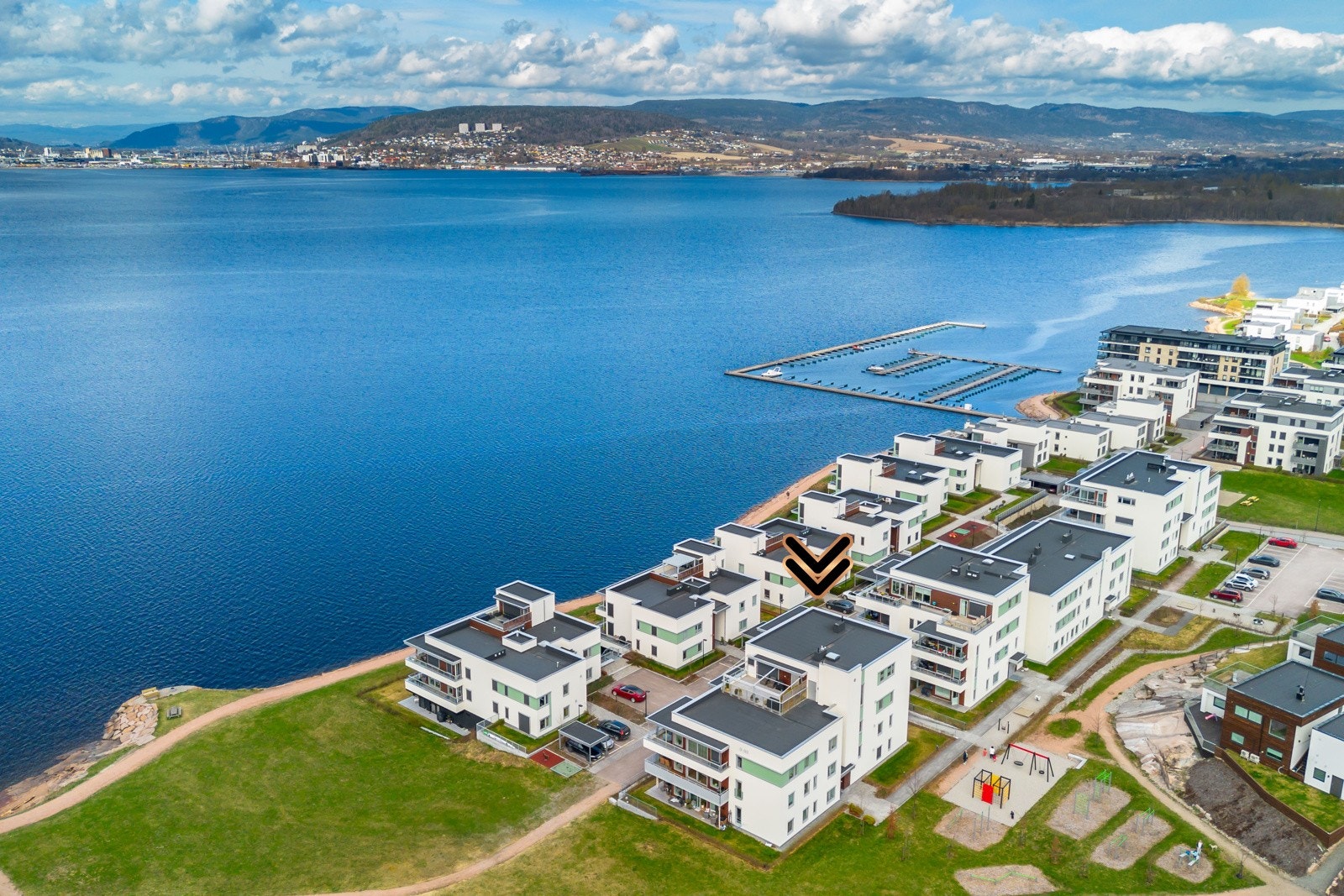 Leiligheten har en meget idyllisk og etterspurt beliggenhet på Engersand Havn i Lier kommune - rett ved fjorden. Området rundt tilbyr et variert tilbud av fasiliteter som turstier, båthavn, restaurant og badeplass. Galleribilde