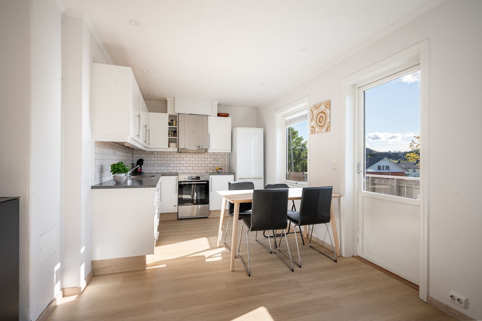 Ved kjøkkenet er det god plass til spisebord hvor man kan samles for hyggelige måltider. Galleribilde