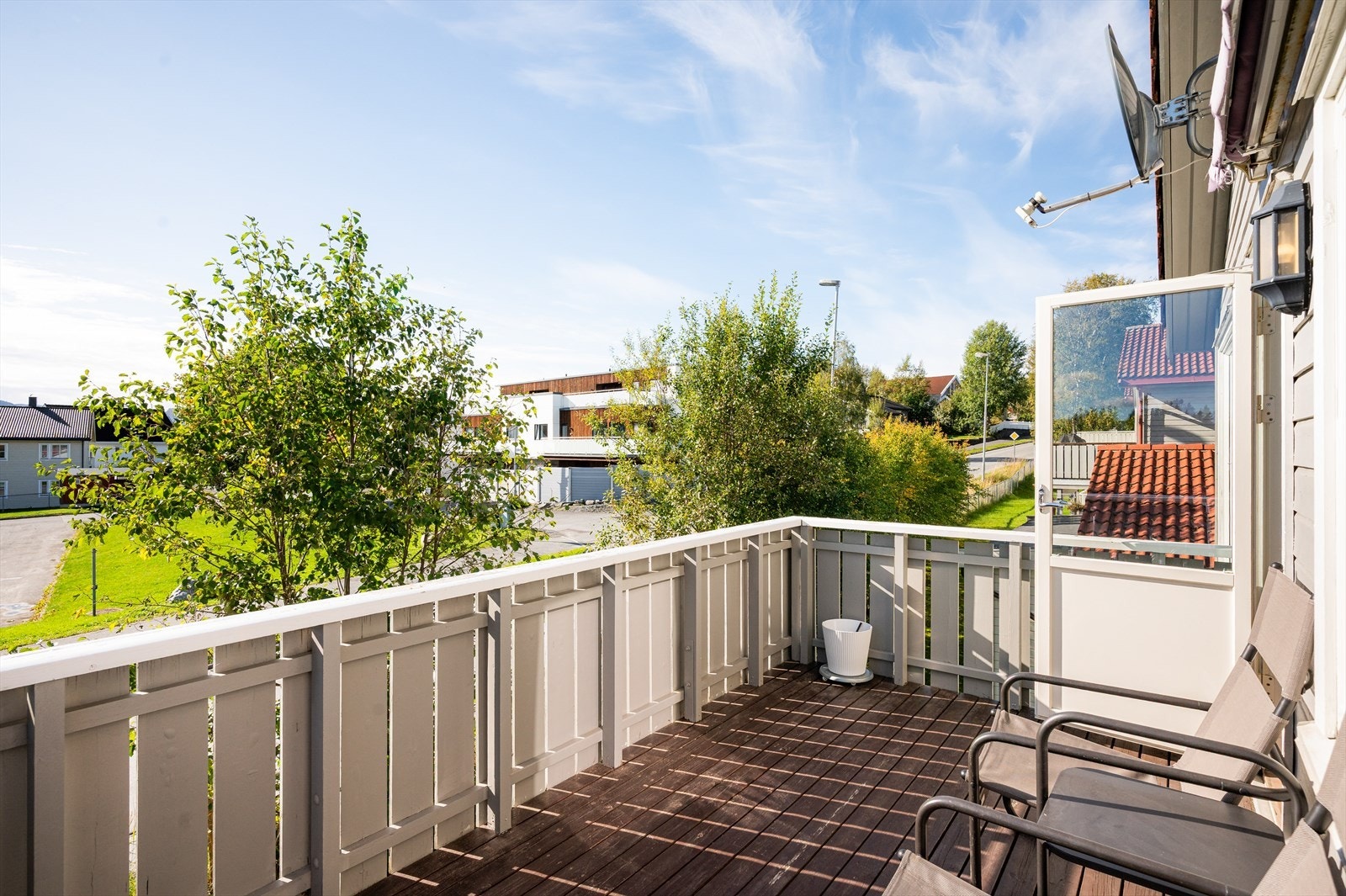 Med boligen følger biloppstillingsplass i carport, samt på tomten. I bakkant av carporten er det i tillegg en bod på 5 kvm. Galleribilde