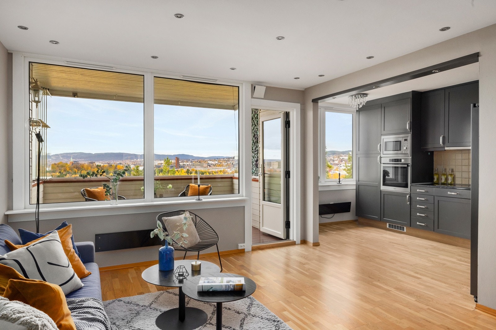 Åpen planløsning mellom kjøkken og stue. Galleribilde