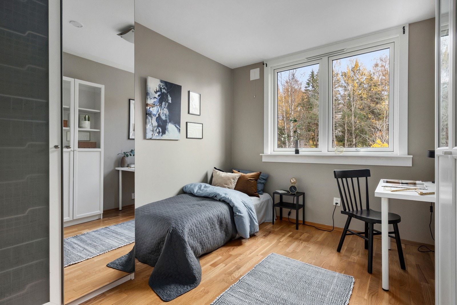 Lyst soverom av god størrelse som passer perfekt som barnerom, gjesterom eller hjemmekontor. Galleribilde