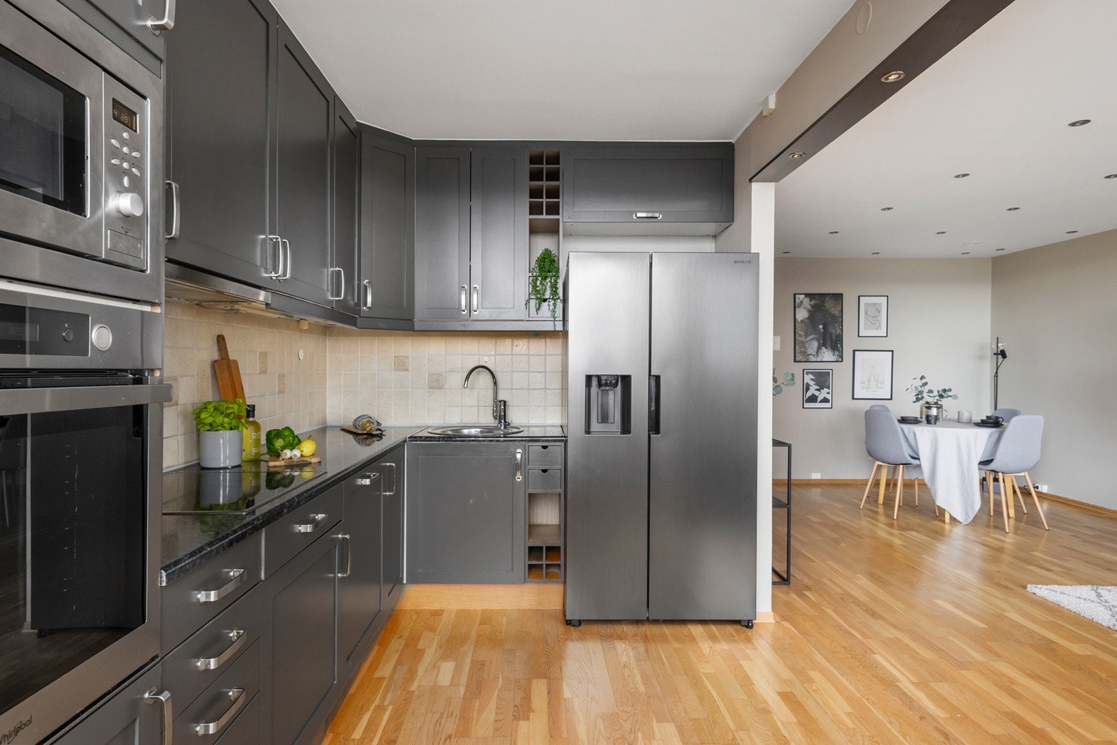 Stilrent kjøkken med moderne innredning, integrerte hvitevarer og åpen løsning mot stue som gir en god romfølelse. Galleribilde