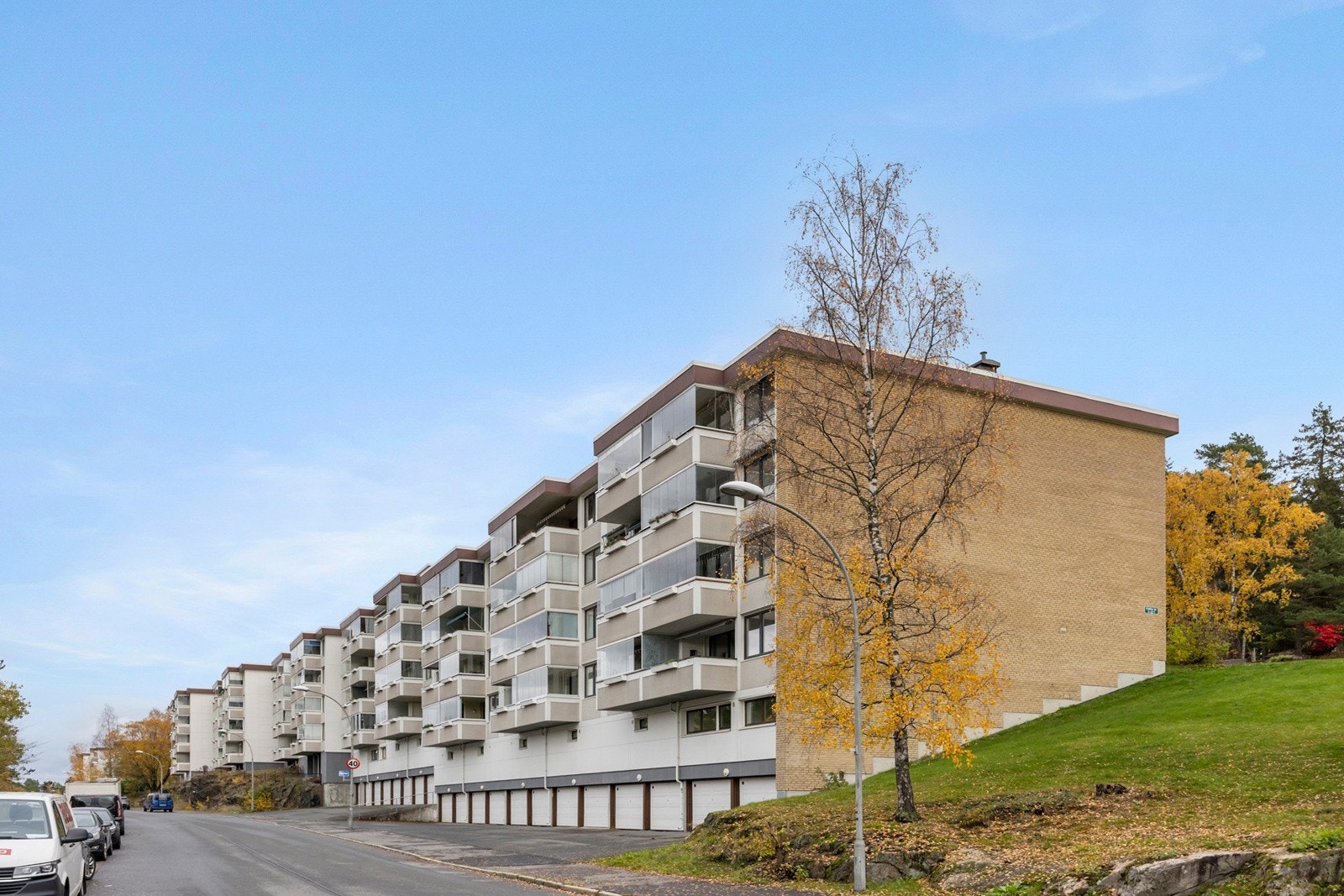 Velholdt borettslag med pene uteområder. Galleribilde