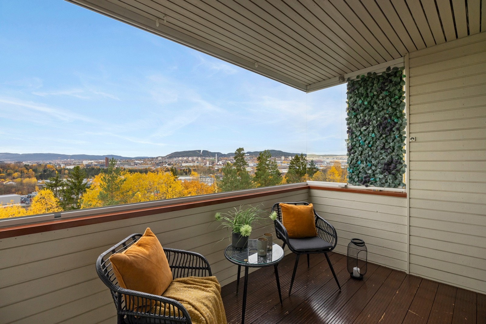 Trivelig balkong med god plass til sittegruppe og fin utsikt over nærområdet. Galleribilde