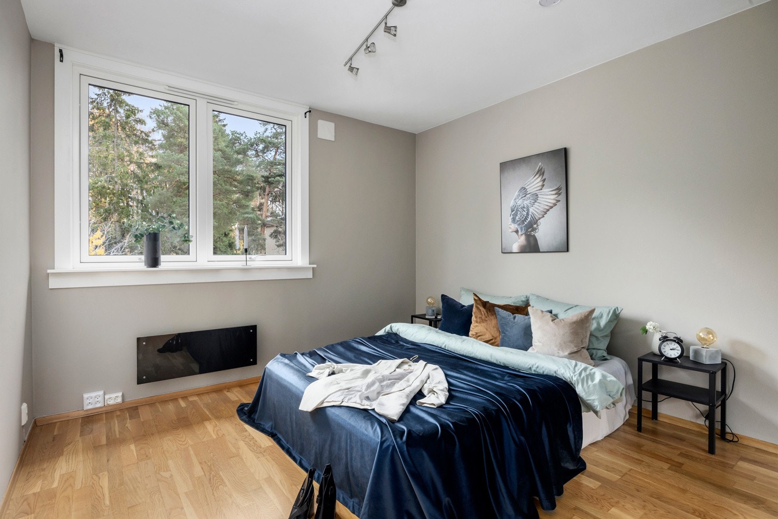 Romslig hovedsoverom med god størrelse, store vinduer som slipper inn rikelig med dagslys og en behagelig atmosfære. Galleribilde