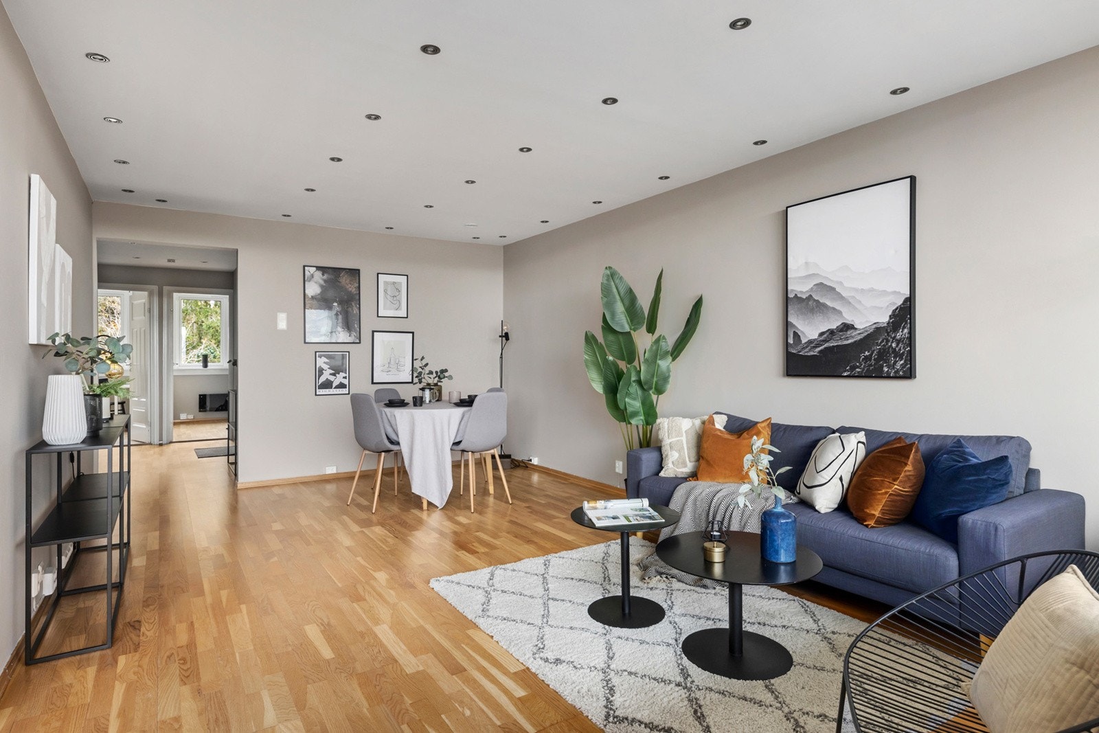 Stuen har god plass til både sofakrok og spiseplass, med gjennomgående gode lysforhold. Galleribilde