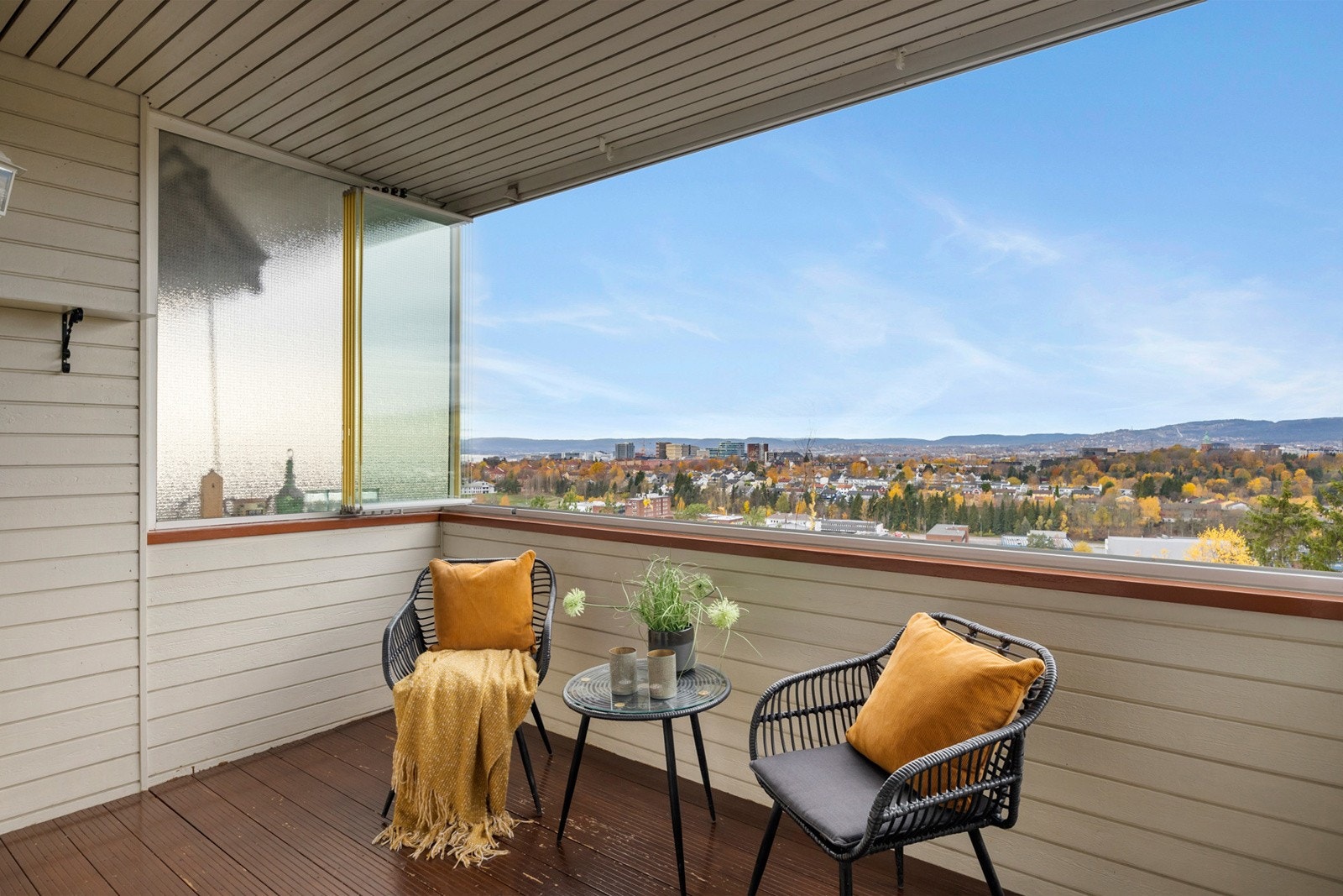 Skyvevinduer som kan åpnes helt opp, her kan du nyte utsikten i le for vær og vind, eller åpne opp på varme dager. Galleribilde