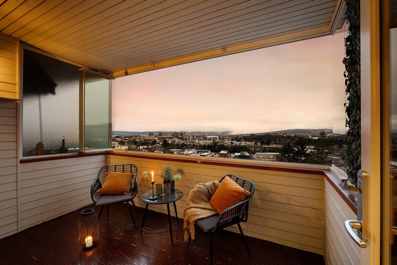 Nyt de rødeste solnedgangene fra balkongen. Balkongen har innglassing som kan åpnes opp. Galleribilde