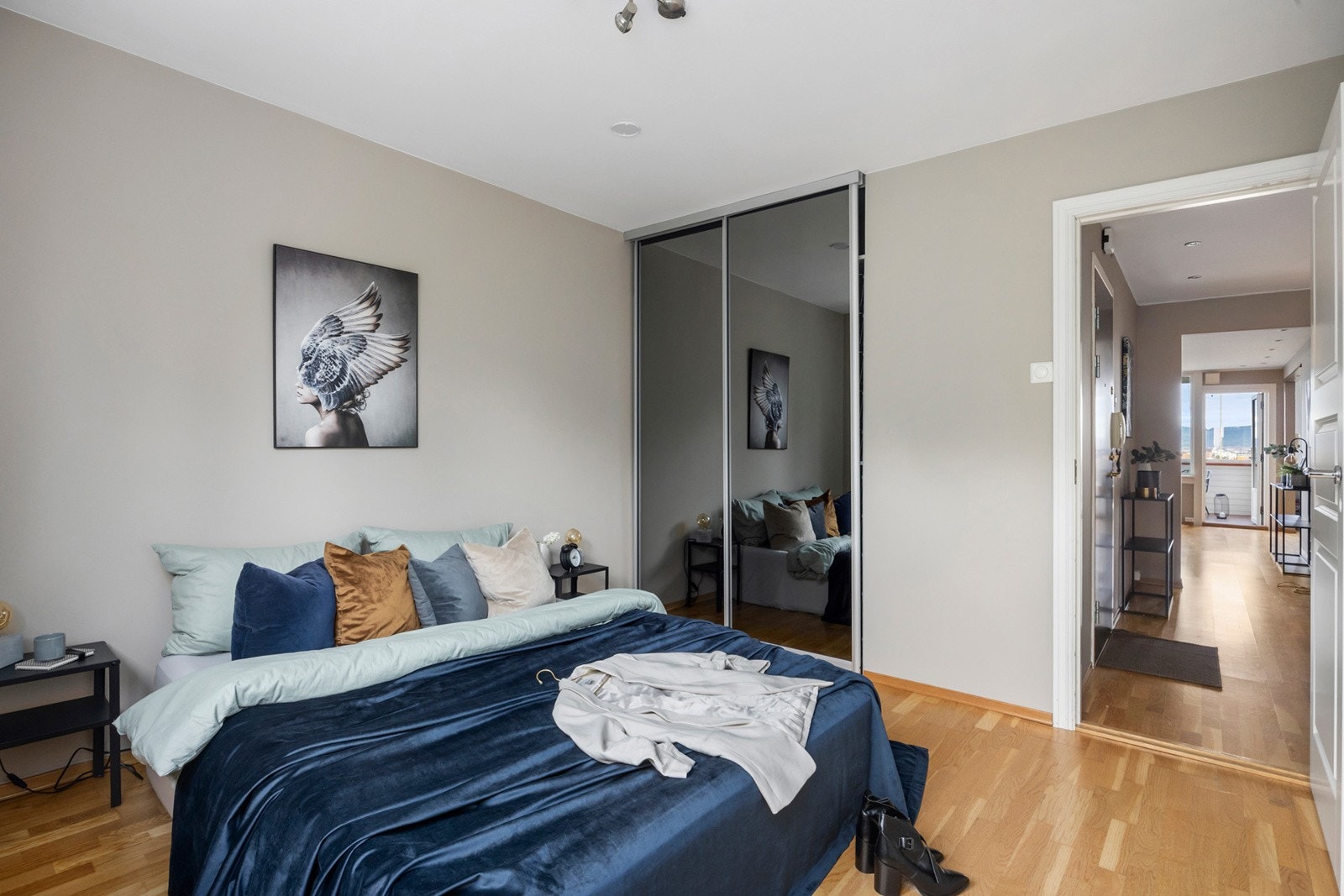 Praktisk innredet med skyvedørsgarderobe som gir godt med oppbevaringsplass. Galleribilde