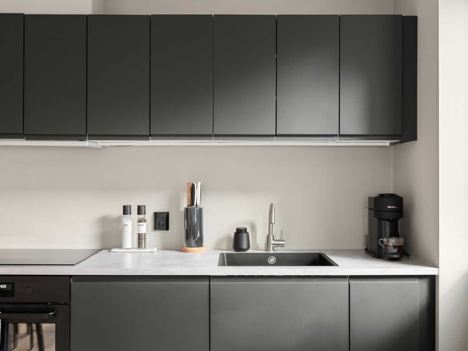 Innredningen fra IKEA ble montert i 2023 og har slette, mørke fronter kombinert med benkeplate i laminat. Utstyrt med integrerte hvitevarer som stekeovn, platetopp, oppvaskmaskin og kjøl/fryseskap. Galleribilde