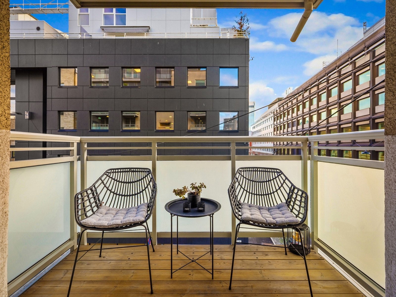 En stilren 3-roms hjørneleilighet med balkong, midt i byen. Galleribilde