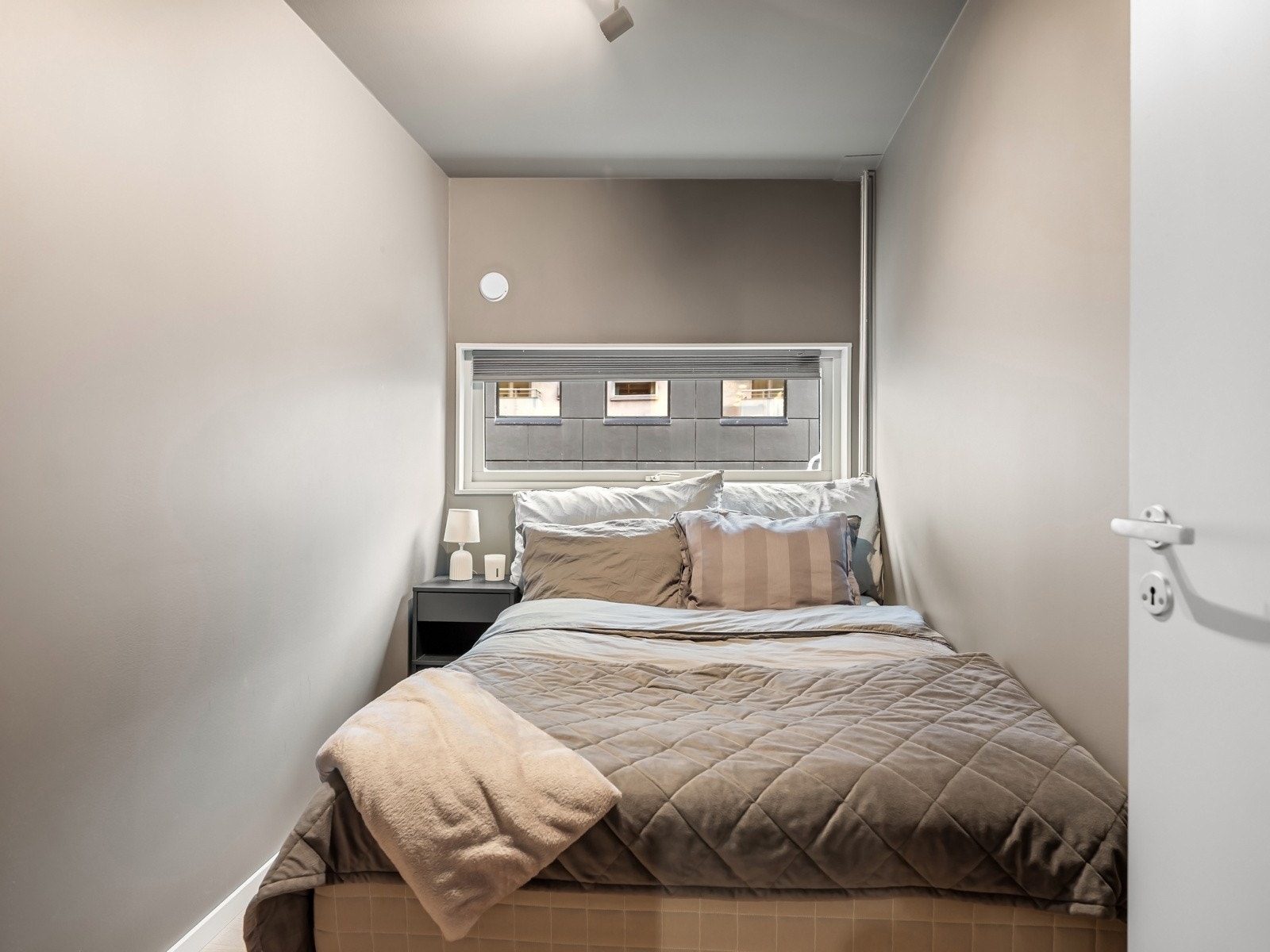 Soverom nummer to er allsidig og kan tilpasses ulike behov, enten som et barnerom, gjesterom eller kontor. Galleribilde