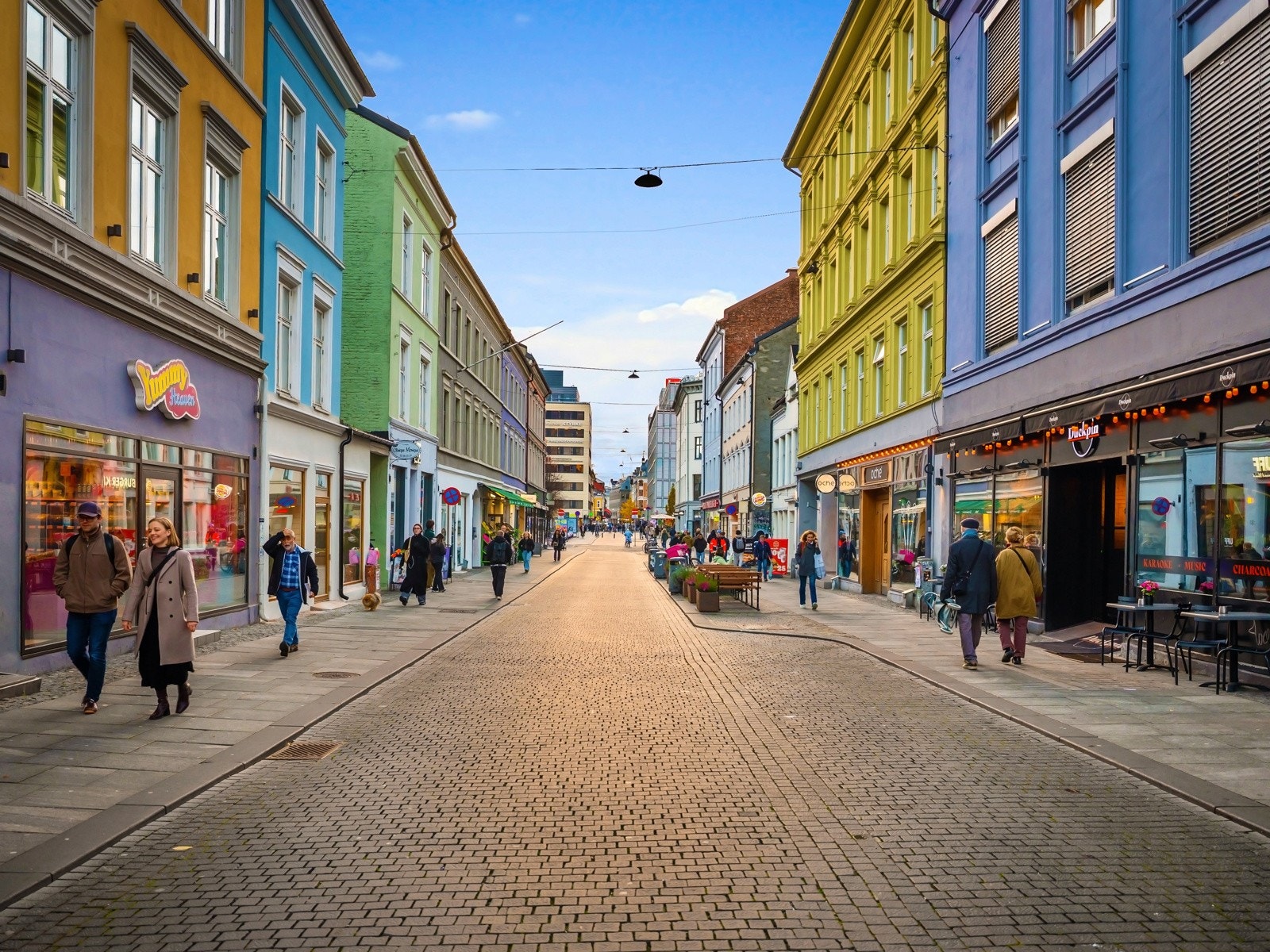 Torggata og Youngstorget byr på alt fra små nisjebutikker og koselige kafeer, til trendy barer og populære restauranter som Los Tacos, Café Sara og Oslo Street Food. Galleribilde