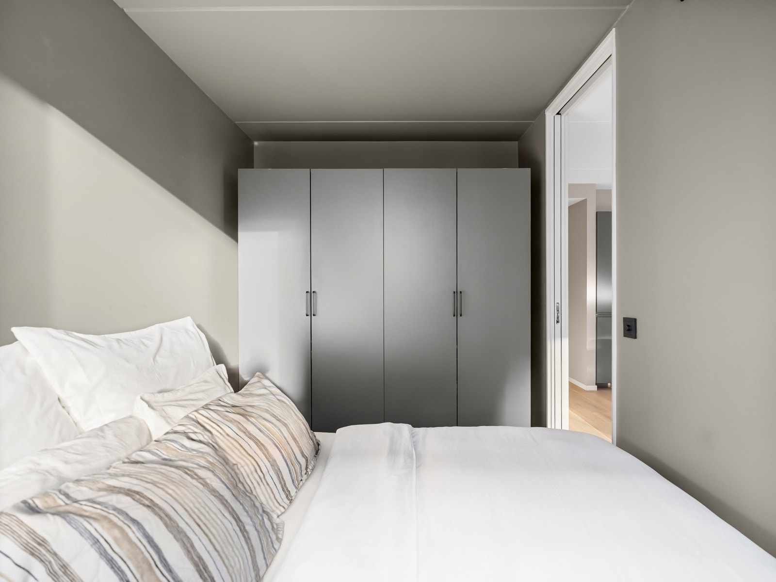 Rommet har plass til dobbeltseng med tilhørende nattbord og garderobeskap. Galleribilde