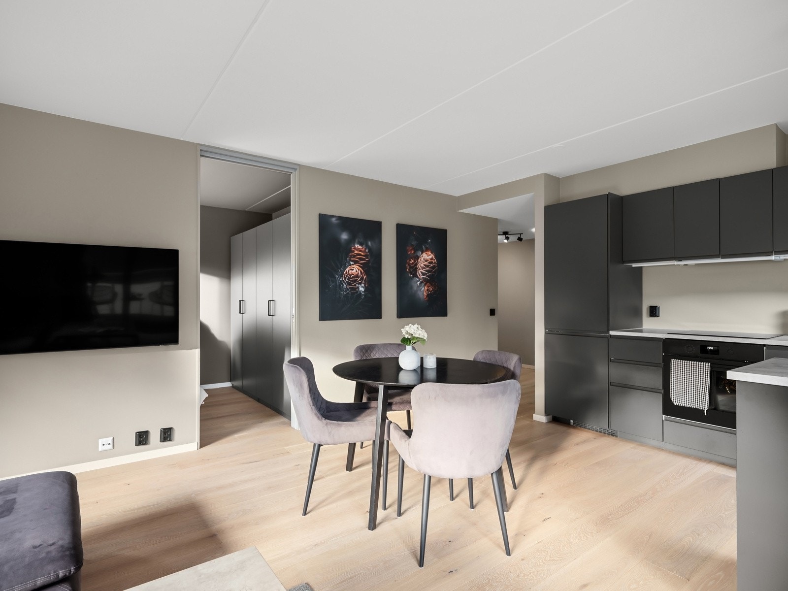 Planløsningen gir god plass til både sofagruppe, spisebord og øvrig møblement. Galleribilde